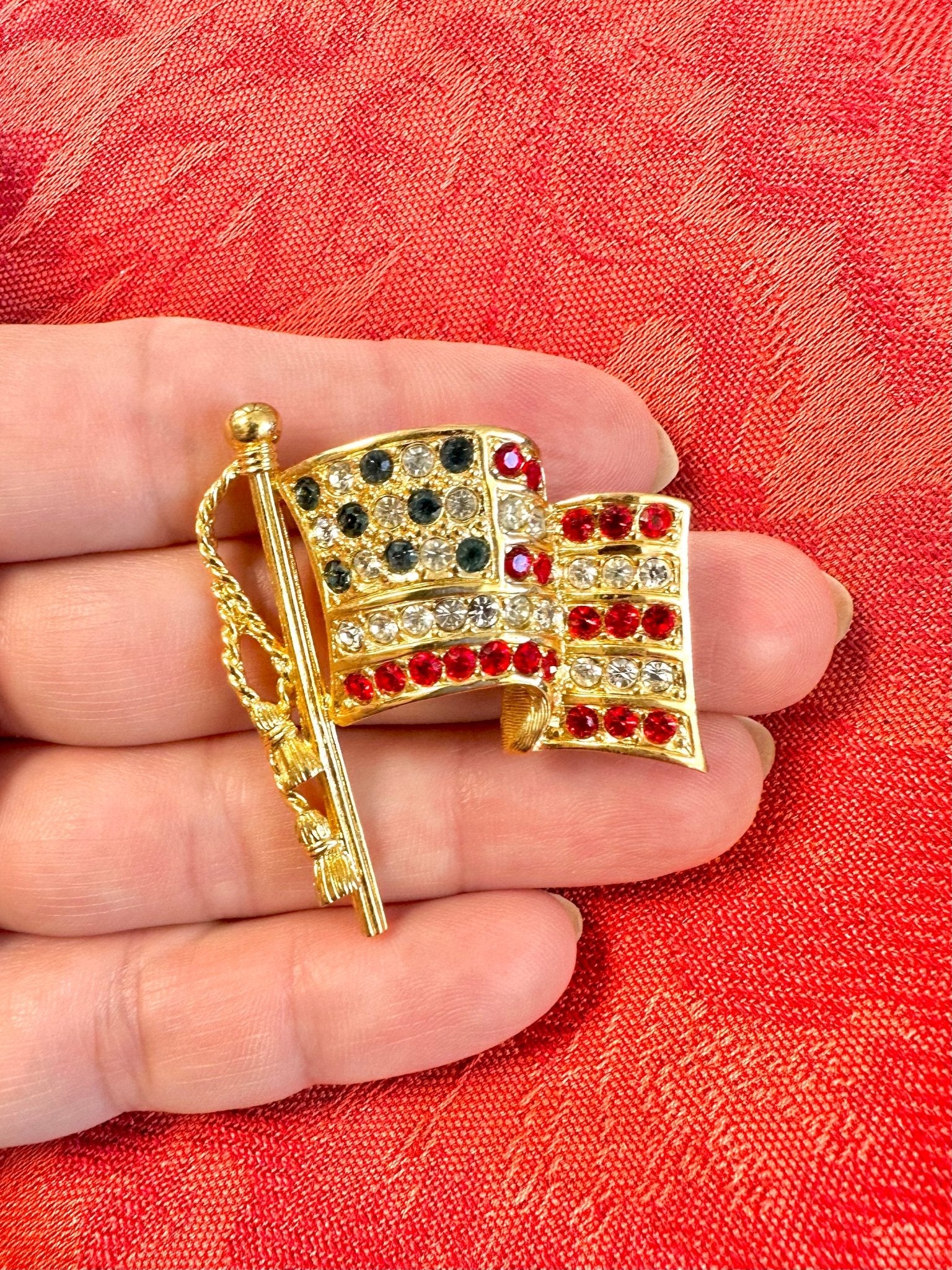 Vintage Napier American Flag Brooch Gold Tone Rhinestone Patriotic Jewelry Brooch - GlamGram NYC